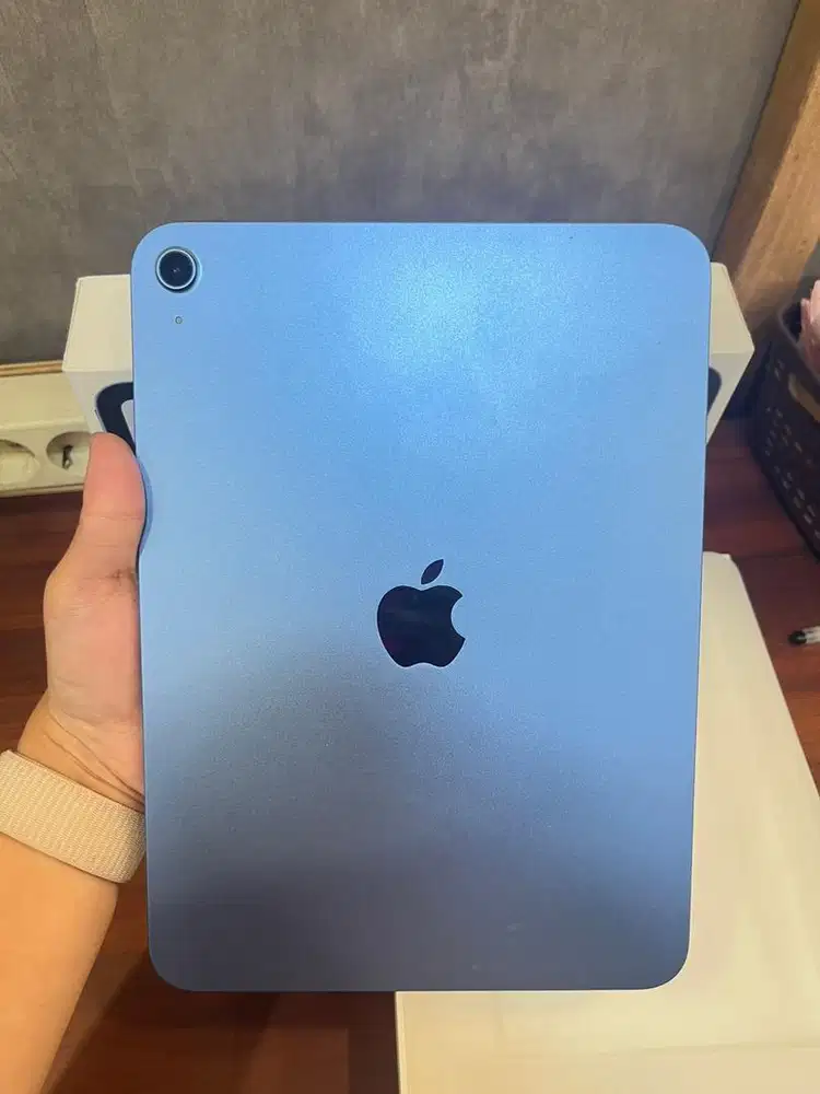 Apple iPad 11 256GB Blue Garansi iBox 06/12/26 BH 97%