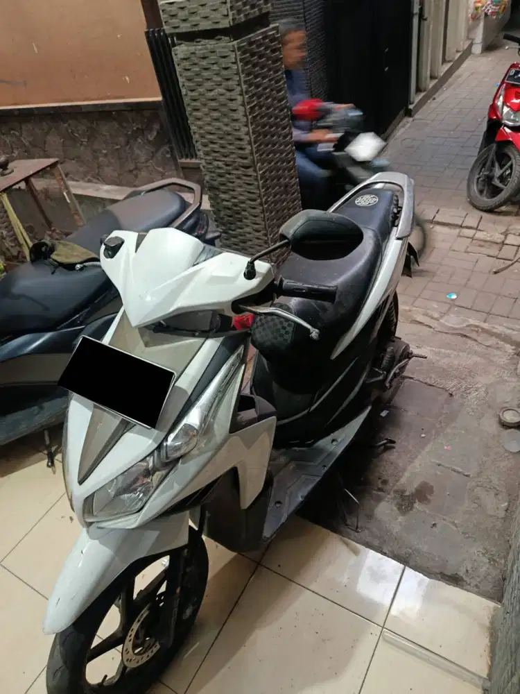 DIJUAL CEPAT VARIO PUTIH 110 TAHUN 2010
