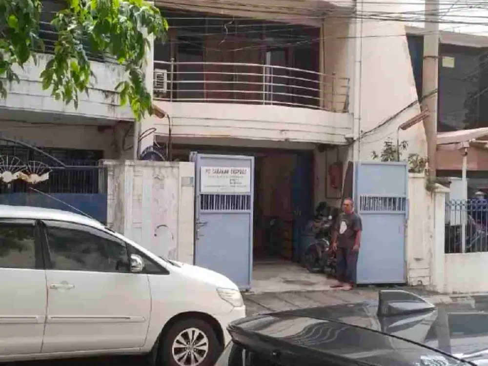 Jual rumah 3 lantai dapat untuk usaha dan tempat tinggal