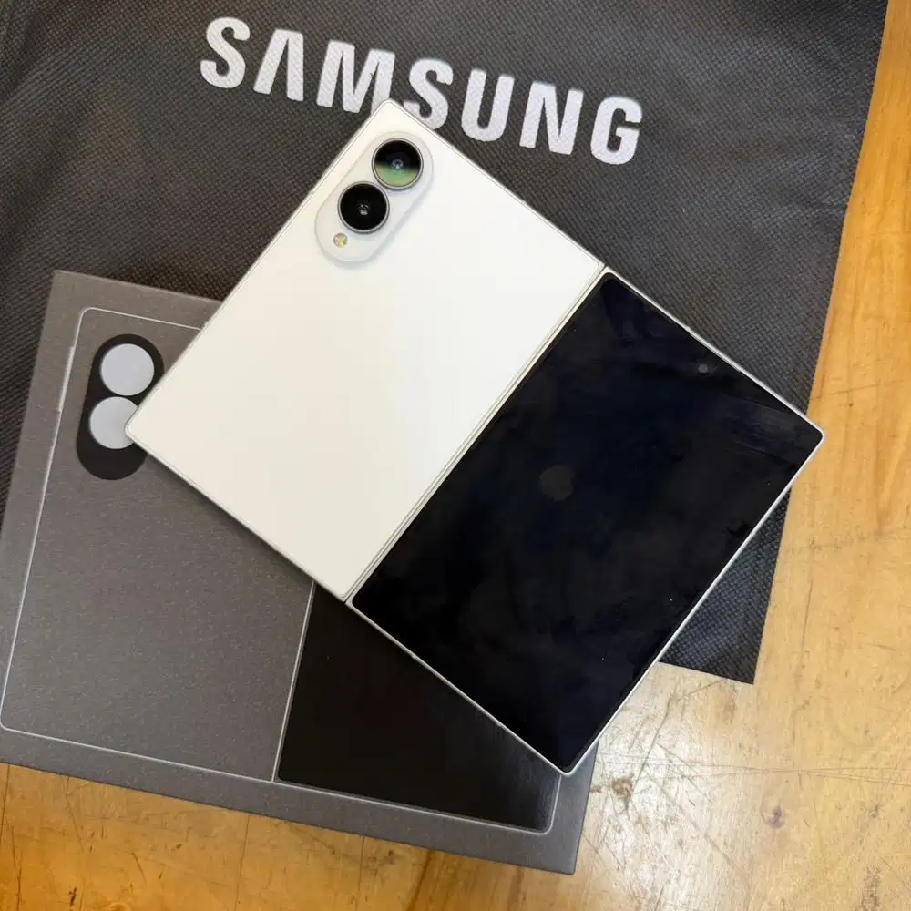 Like new Samsung z Fold 8 5G 512GB Cream pemakaian 5 hari scare plus