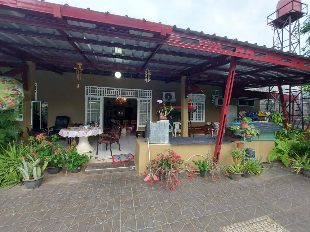 Rumah + Tempat Usaha (7 Kios) LT 1025m2 di Kramat Jati Jaktim, SHM