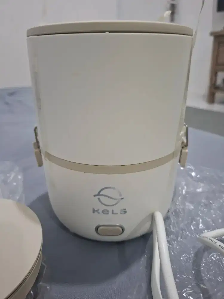 Lunch box elektrik kels belum pernah di pakai masih baru