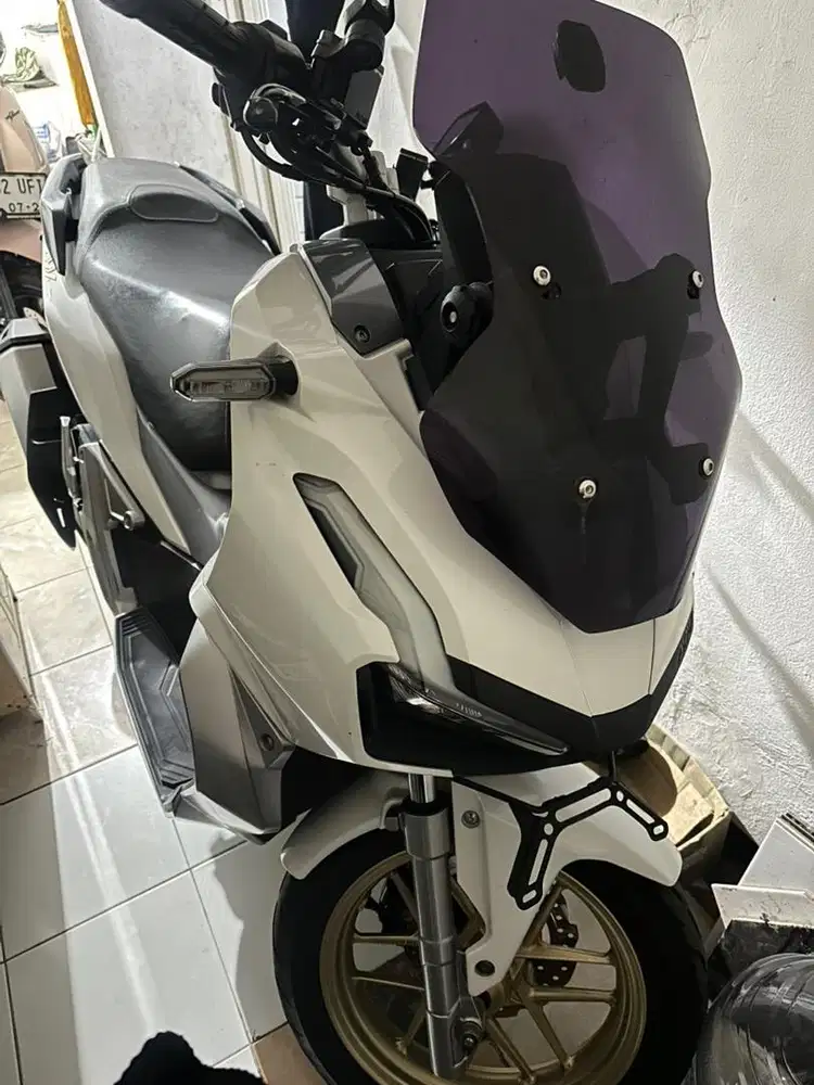 Motor honda adv putih