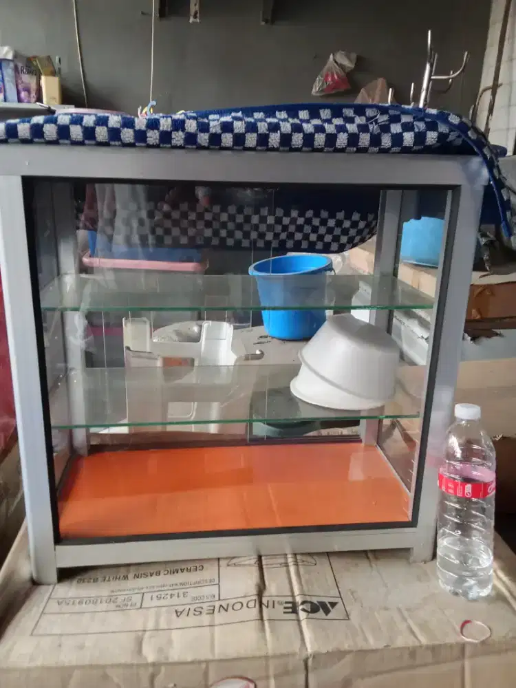 Di jual Etalase ukuran sedang dan ukuran kecil