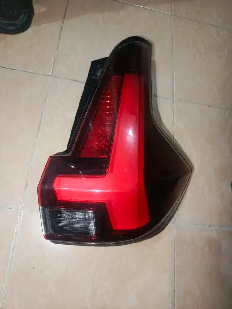 Lampu sen belakang mobil expander