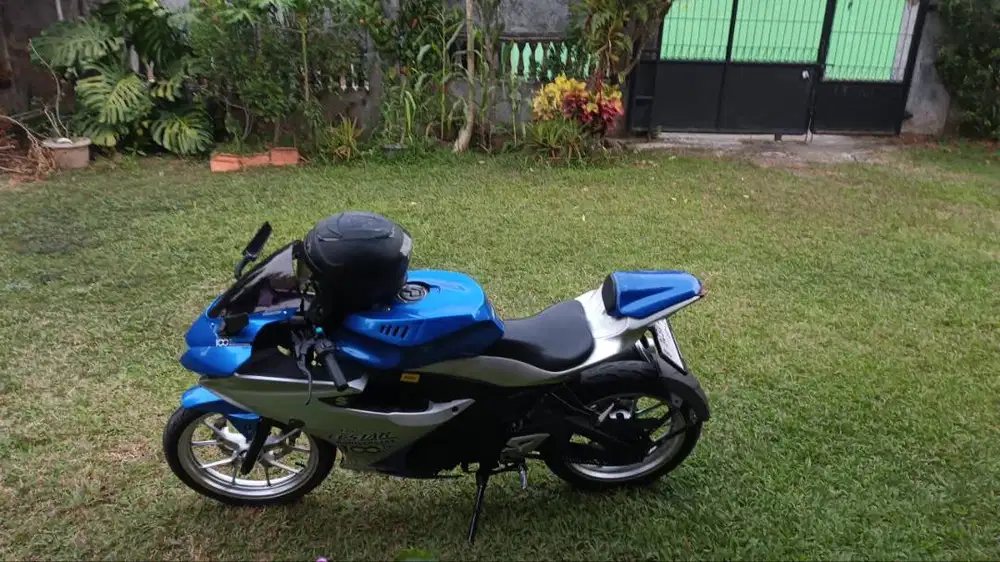 Jual motor GSX r 150 kondisi cakep