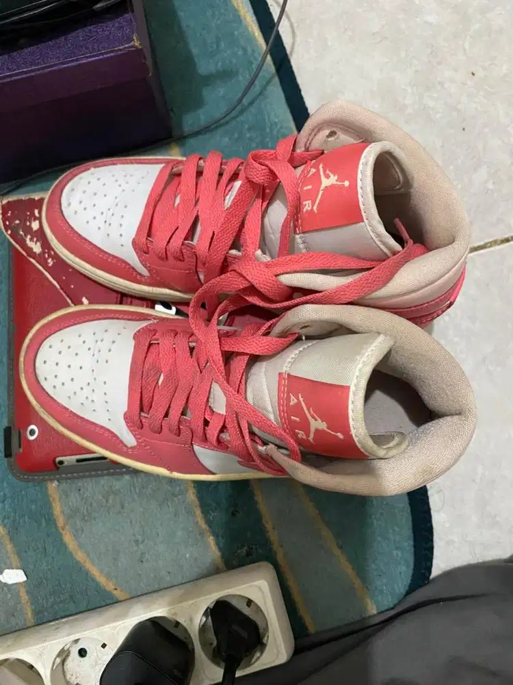 Air Jordan 1 Mid Starwberries & Cream