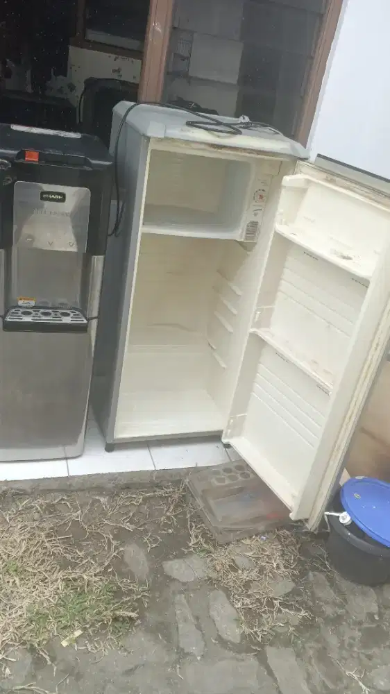 Dispenser Sharp galon bawah & kulkas Sanyo 1 pintu. Nego sampe jadi