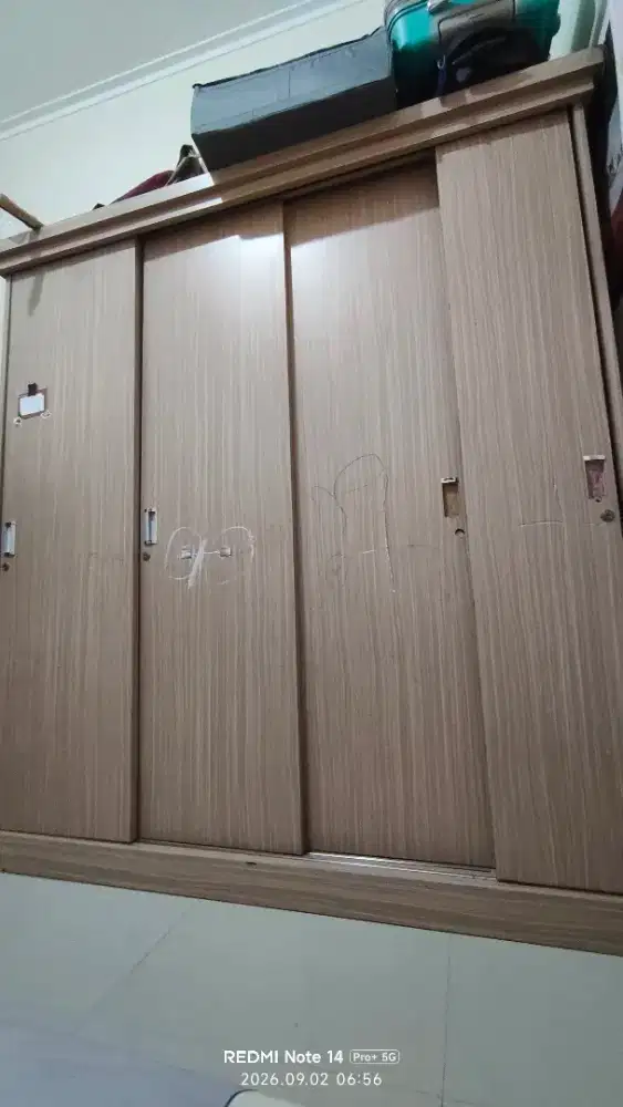Lemari pakaian 4 pintu