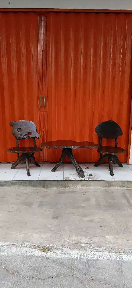Set kursi teras dari akar kayu jati tua kayunya tebal