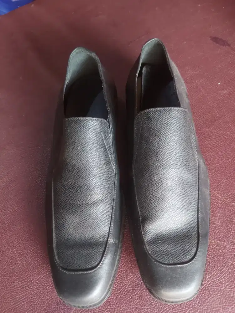 Di jual sepatu kulit