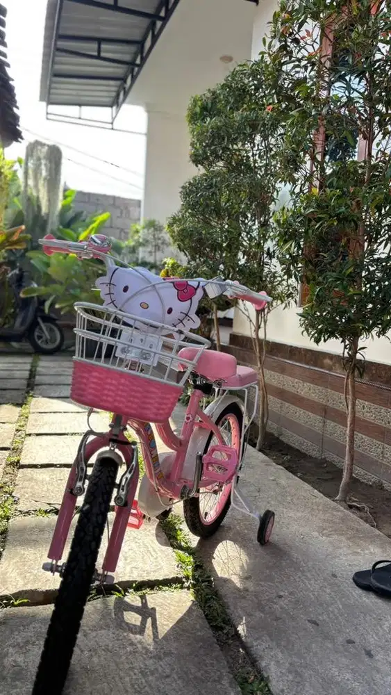 Sepeda Anak Perempuan Pink Hello Kitty Lengkap Roda Bantu