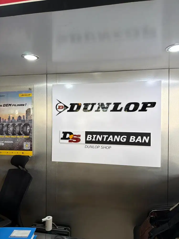 Tukang ban dan oli di bengkel mobil