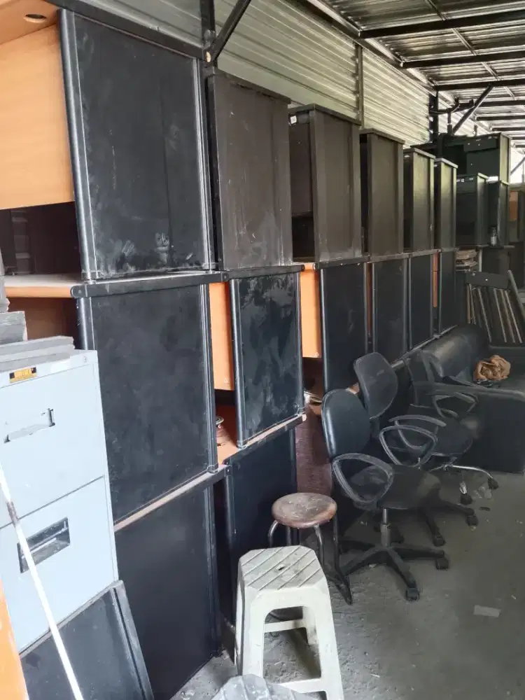 Meja kantor setengah biro