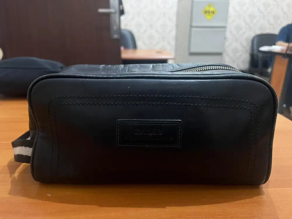 Pouch Bally Second Bekas Pemakaian Pribadi Original