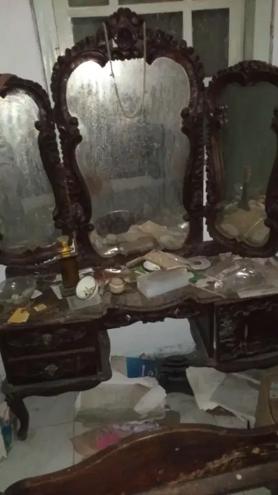 Meja Rias dari Kayu Jati