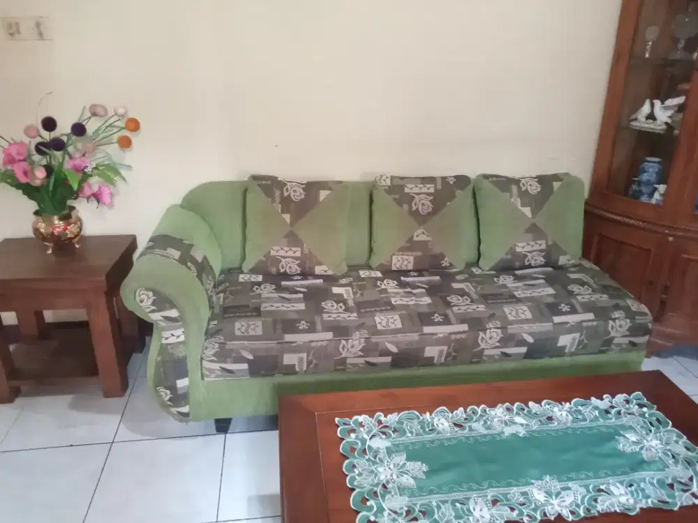 Dijual 1 set kursi mebel seken plus meja. Serta 1 kursi lipet untuk.