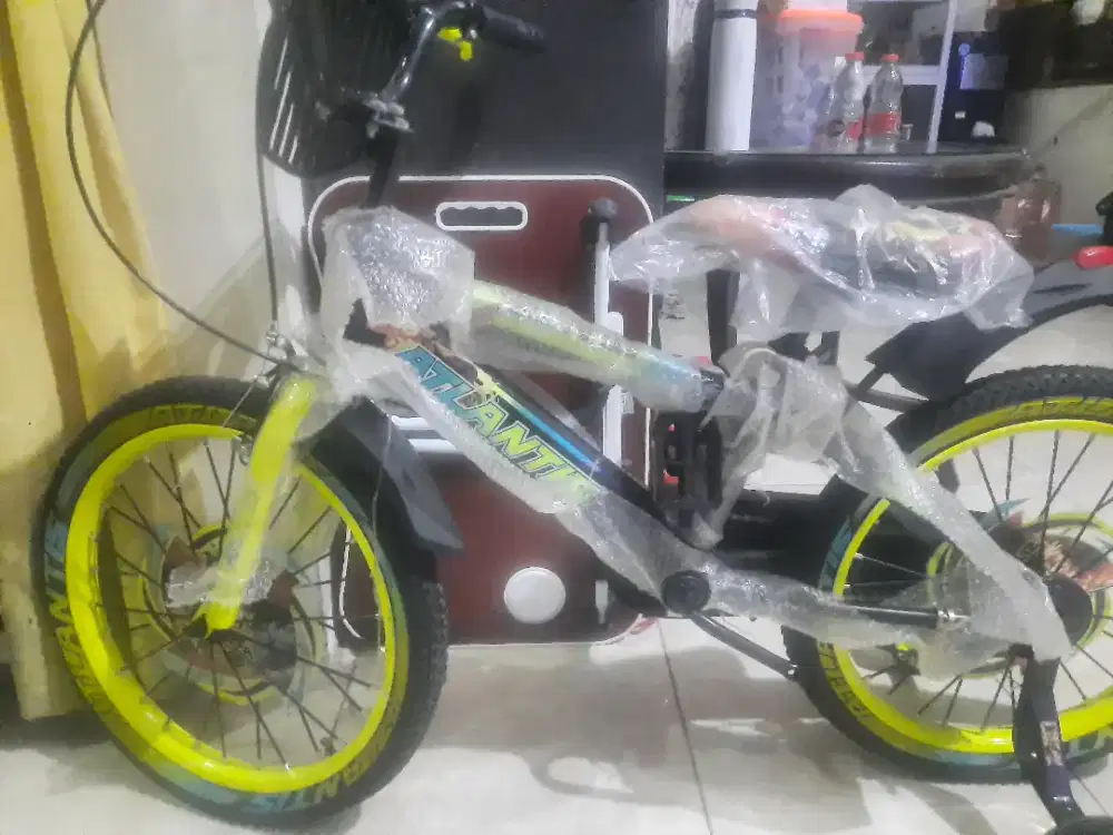 Sepeda anak masih baru merk atlantis