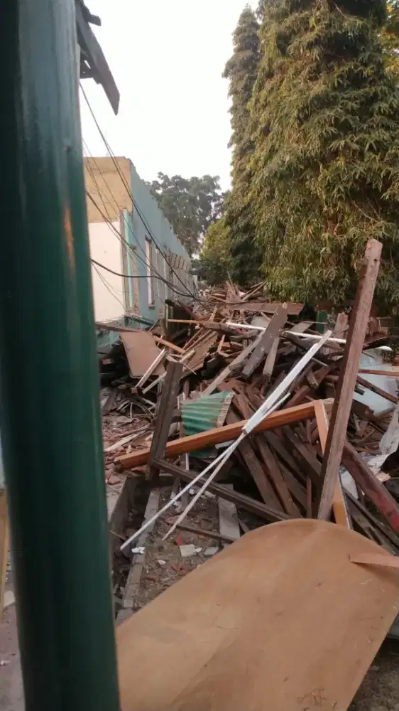 Tulang bangunan dan tebang pohon