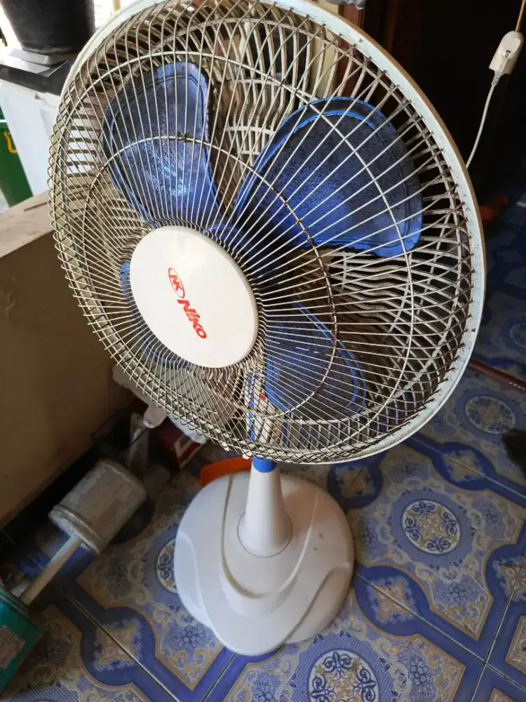Kipas angin niko berdiri