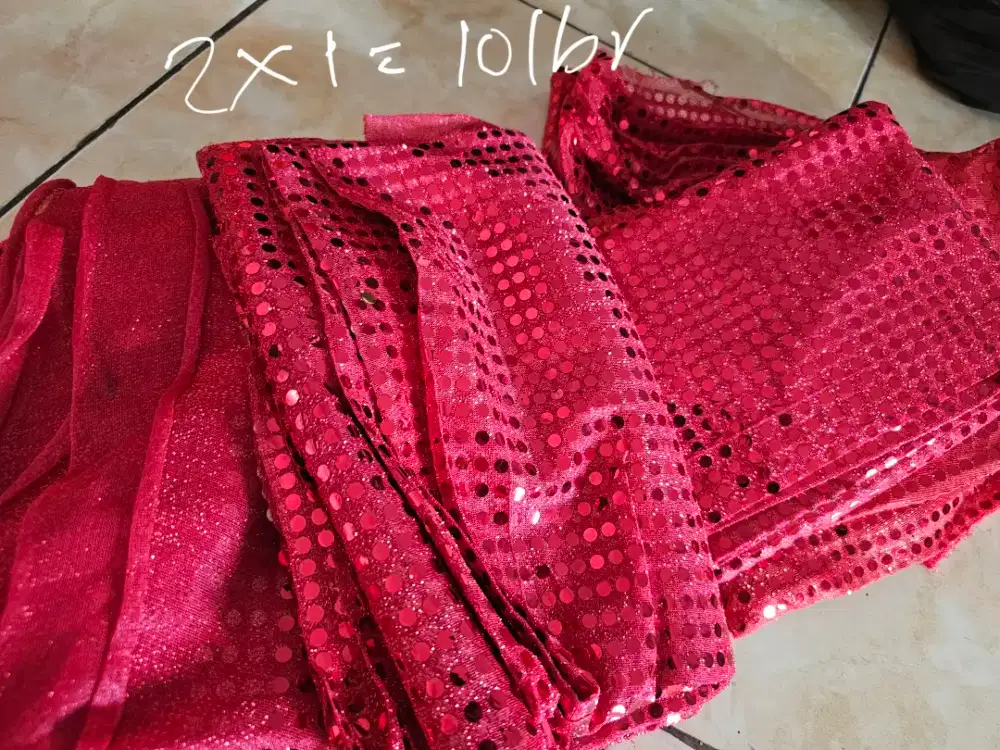 Kain mata ikan warna merah