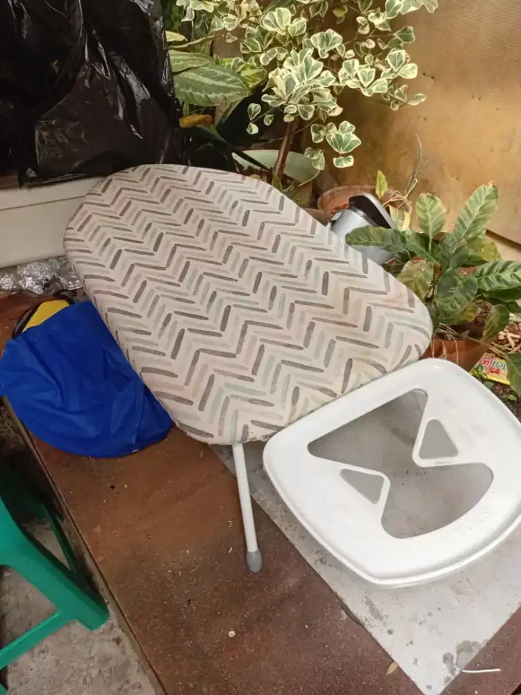Meja setrika duduk