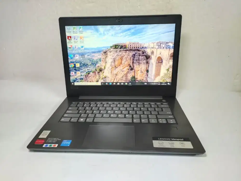 B1258 Lenovo V330-14IKB i5-8250U 8cpu Ram 8GB ssd 250GB Double vga