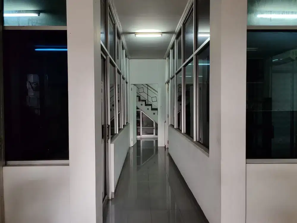 Gedung Kantor 2 Lantai + Rooftop  di Tebet , Jakarta Selatan