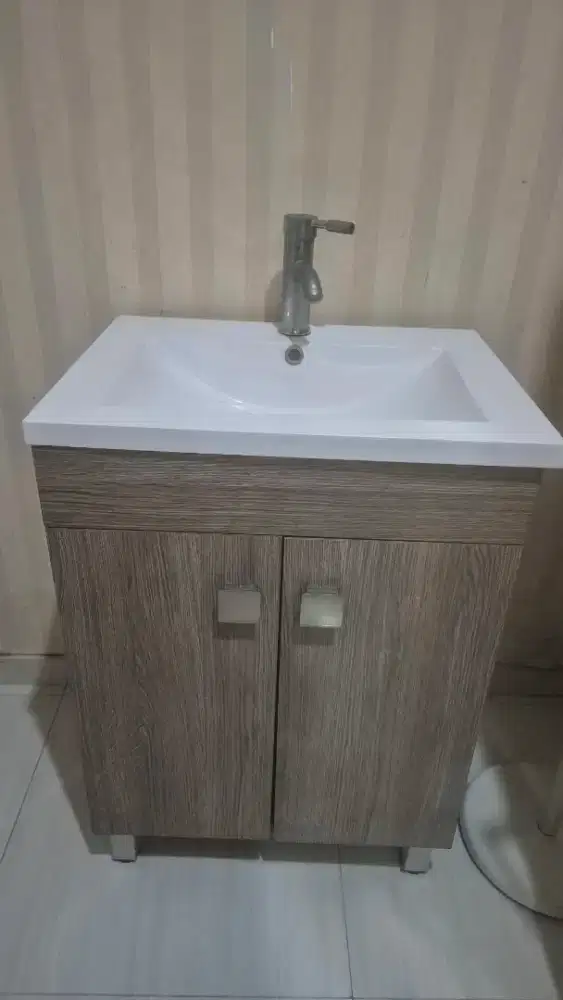 Wastafel Meja Komplit