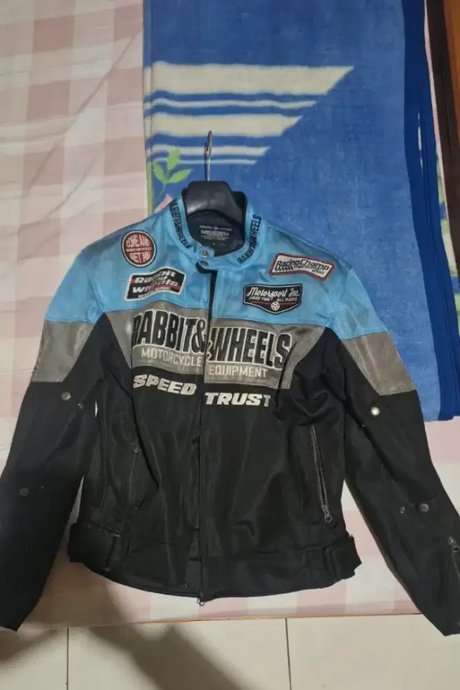 Jacket rabbit and wheels body protector