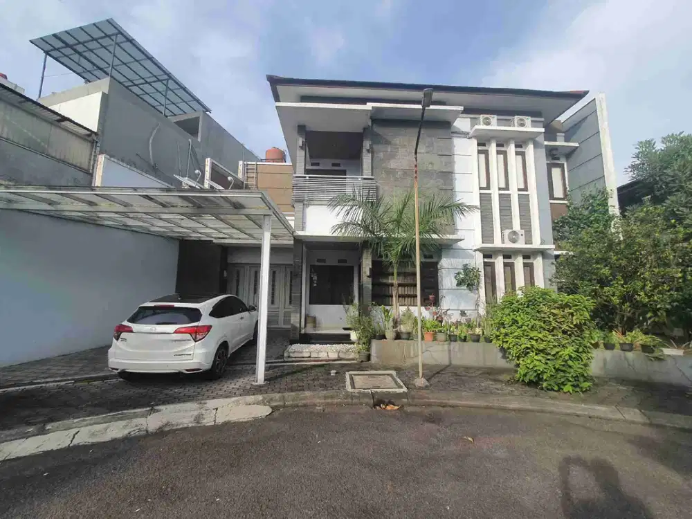 rumah mewah di komplek singgasana pradana bandung kota