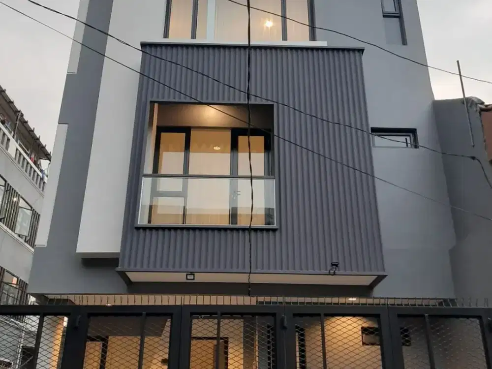 Dijual Rumah Jelambar, Hoek, LT 75 m², LB 160 m², 3,5 Lantai, 4 KT, Rooftop, Rp 2.35 M Nego