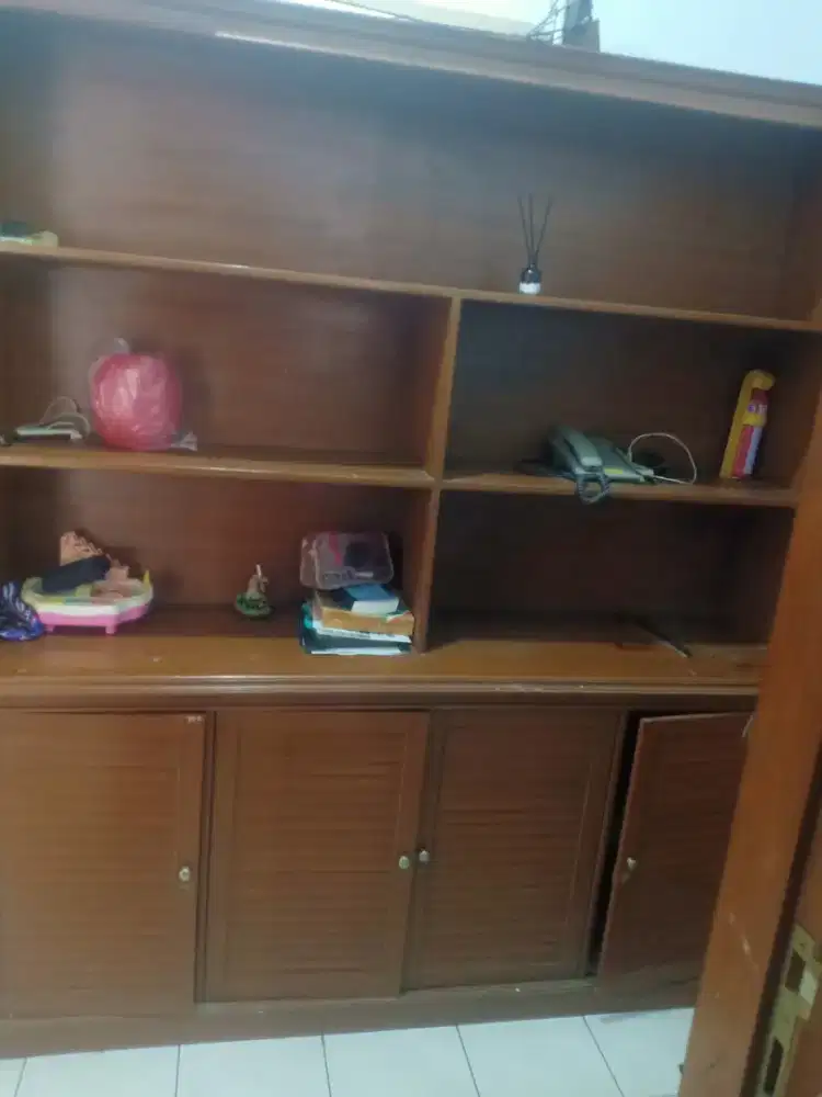Lemari kayu dan kicenset
