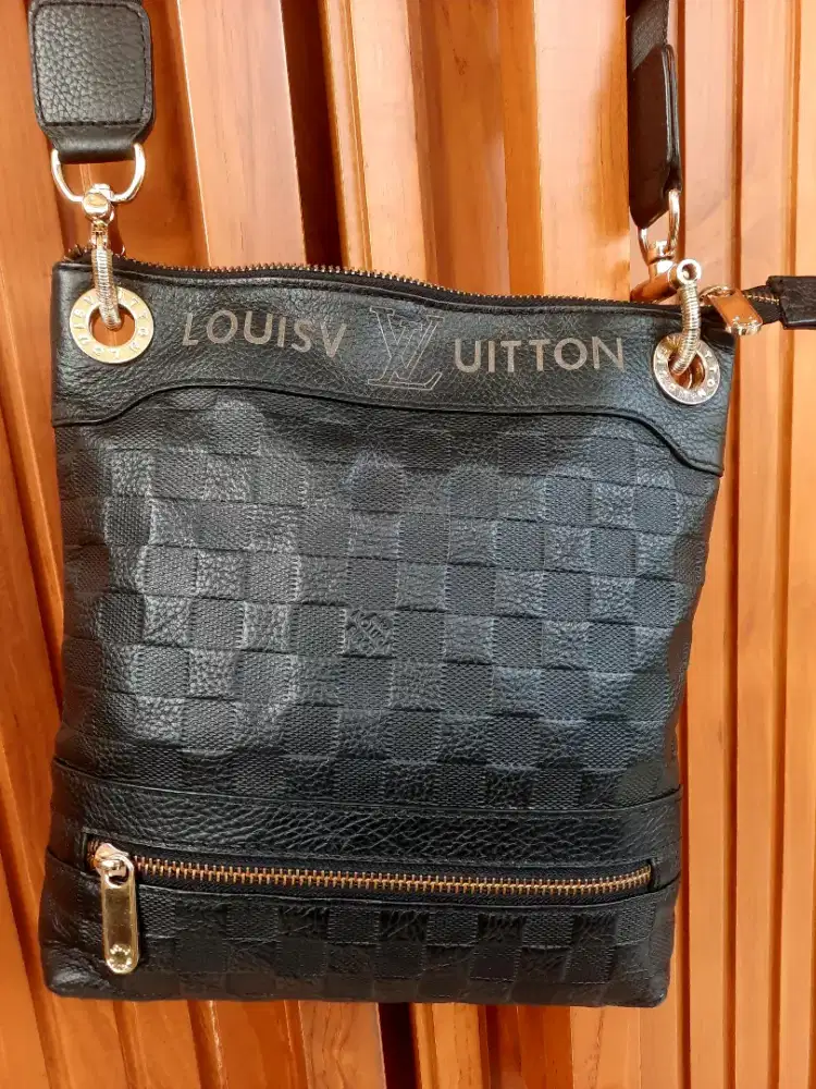 Tas slempang slim preloved Louis Vuitton,kulit asli