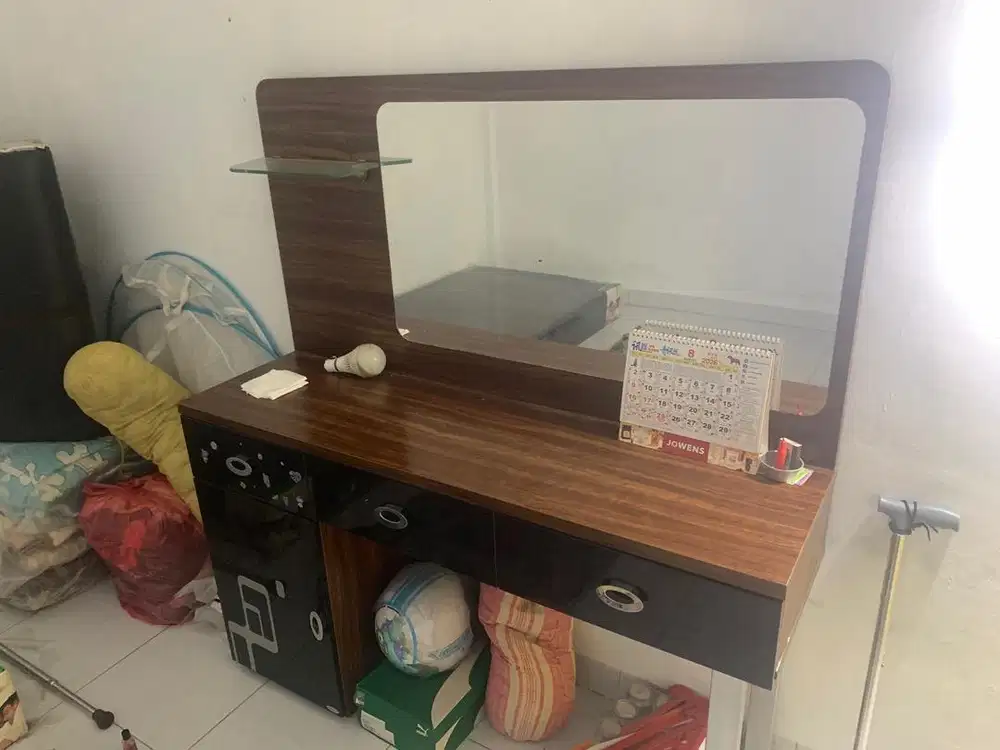 Meja rias minimalis