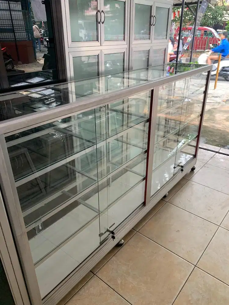 Etalase kaca 2 meter ga jadi pakai