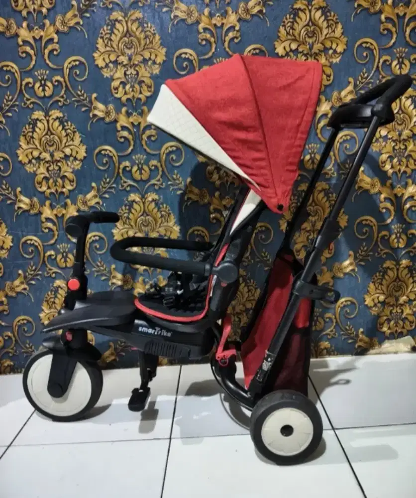 Stroller atau sepeda dorong anak