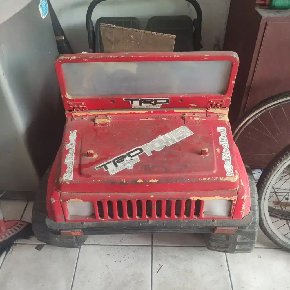 Mainan mobil jeep aki bekas
