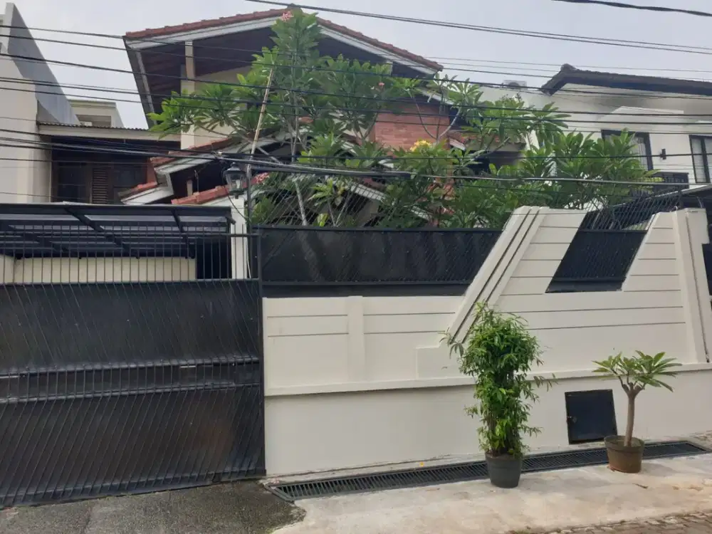 DI SEWAKAN RUMAH 2 LANTAI DEKAT STASIUN MRT LEBAK BULUS  JAKARTA SELATAN