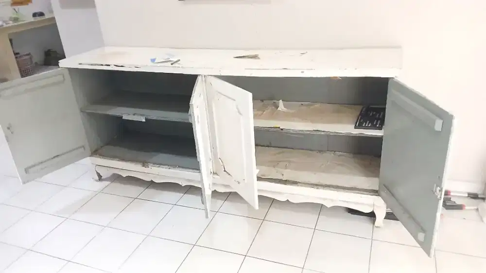 Bufet dengan 4 pintu
