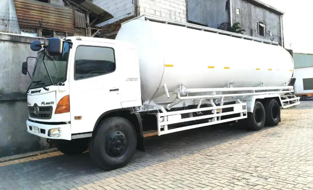 MULUS+banBARU MURAH Hino Tronton 6x2 FL 235 JW tangki semen 2013