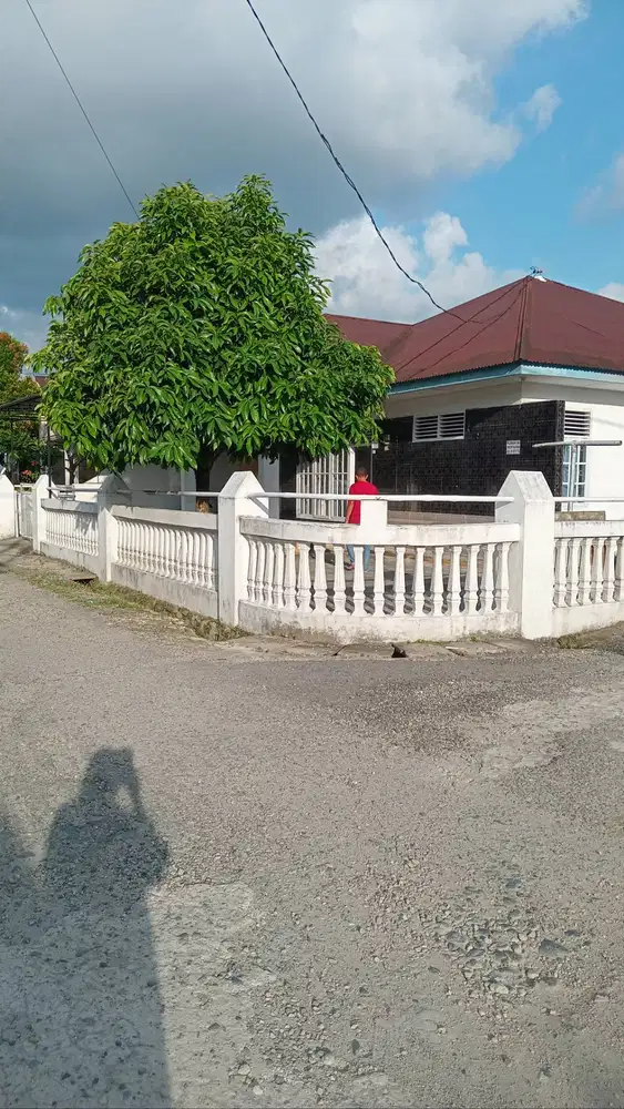 DI KONTRAKKAN PERTAHUN RUMAH DENGAN 4 KAMAR TIDUR 2 KAMAR MANDI