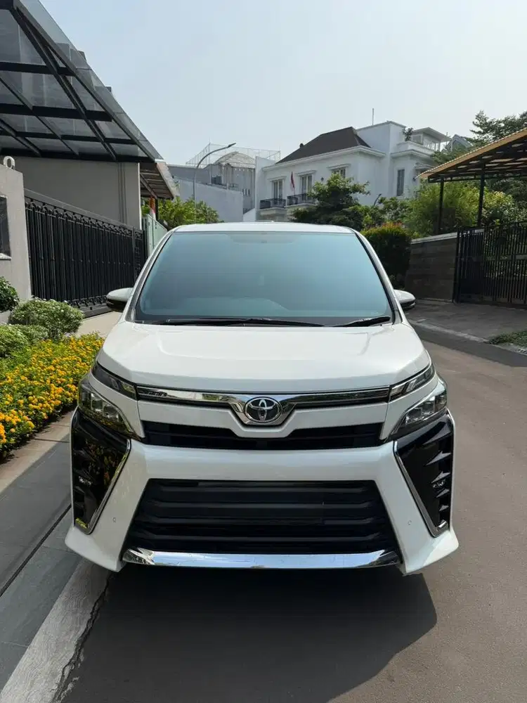 CASH!!! Toyota Voxy 2019 AT LOW KM