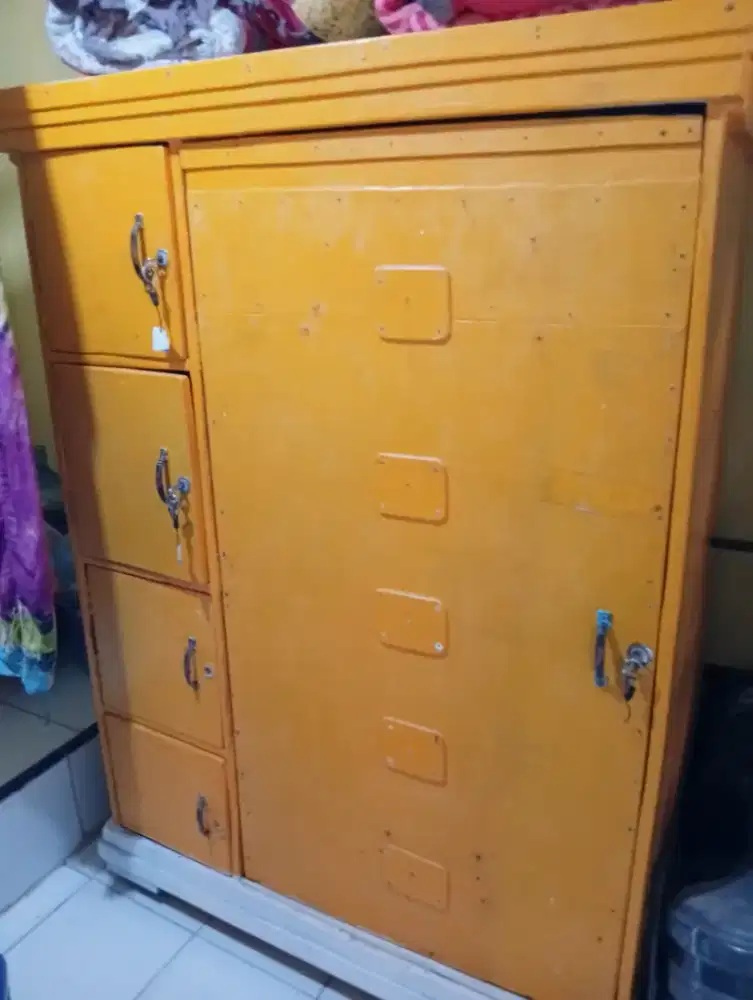 Lemari pakaian kayu handmade