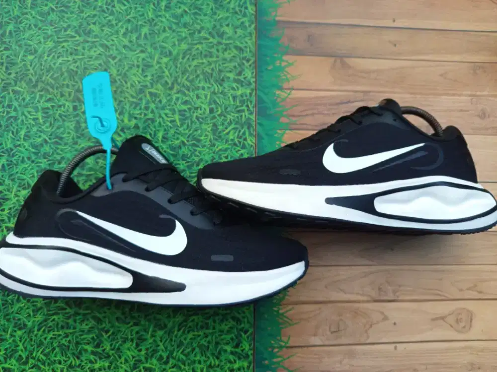 Nike Journey Anthracite Black/White •Preloved,Second,Thrift•