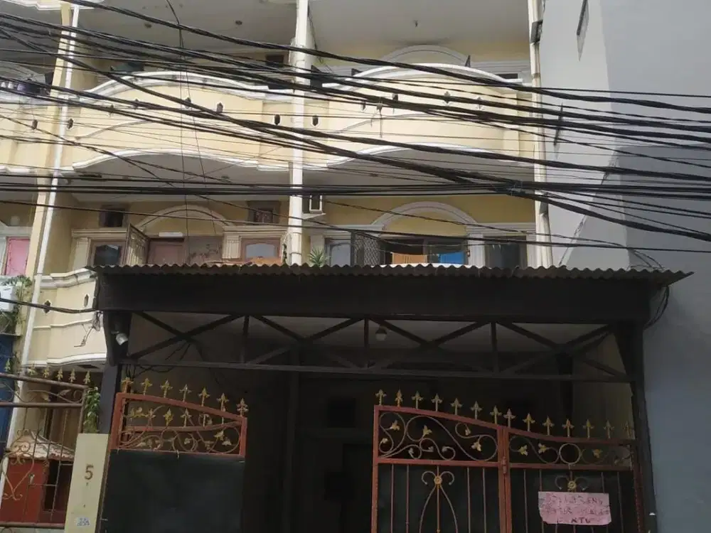 Dijual Ruko Jelambar, 3 Lantai, LT 133 m², LB 300 m², Listrik 33.000 Watt, HGB, Rp 3,2 M Nego