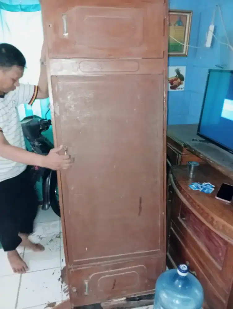Lemari kayu bekas