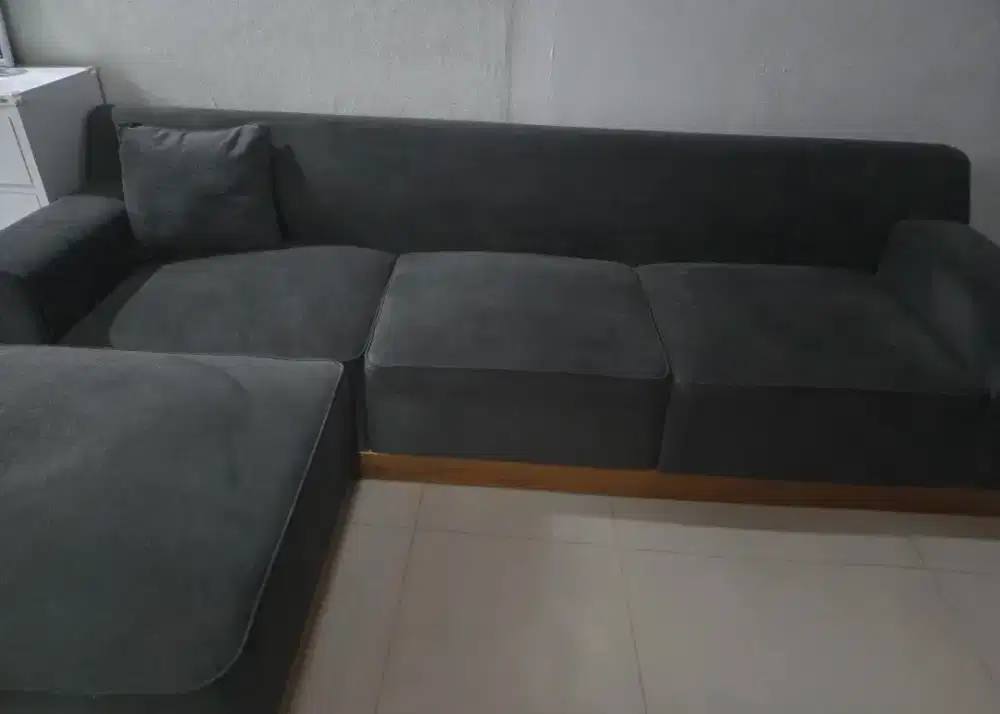 Dijual Sofa 3 seater merk Ajeg