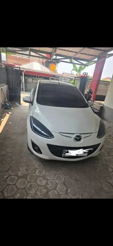 Jual mazda 2 putih mamual