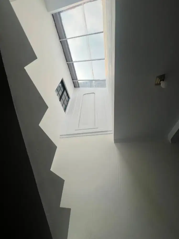Rumah cantik depan lapangan berlimpah cahaya Full lantai Niro Granit